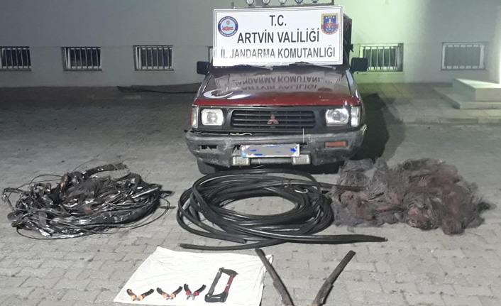 Kablo hırsızları çaldıkları kablolar ile yakalandı