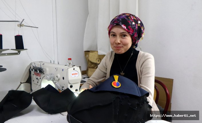 Köylü kadınlar, dualarla askere ve polise şapka dikiyor