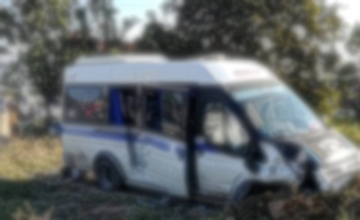 İşçileri taşıyan otobüs traktörle çarpıştı