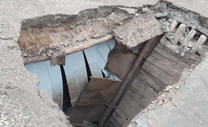 Evi yıkılan aile ölümden döndü