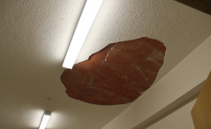 Alçıpanın kopmasıyla 3 öğrenci yaralandı