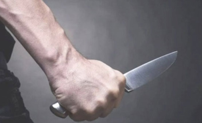 Üvey annesini boğazından keserek öldürdü