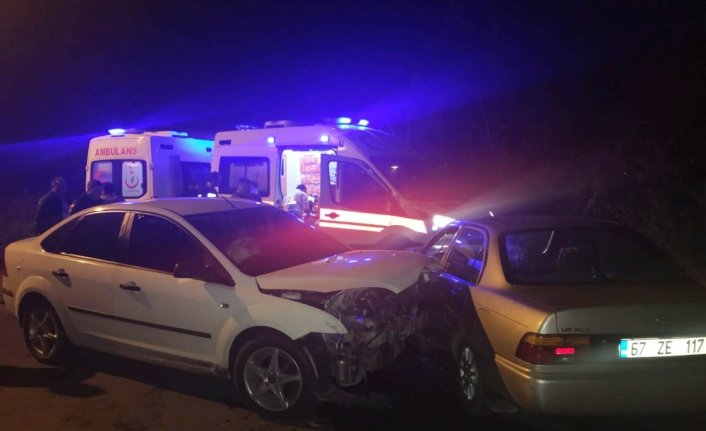 Yağmur nedeniyle kayganlaşan yolda iki otomobil çarpıştı: 4 yaralı