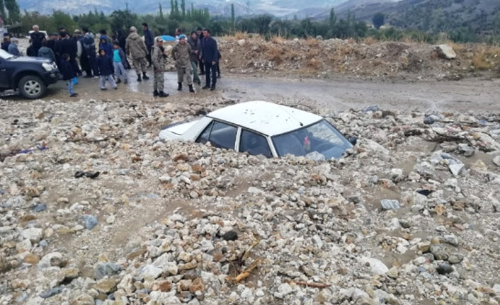Heyelan otomobilleri toprağa gömdü
