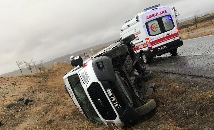 Hasta taşıyan ambulans kaza yaptı