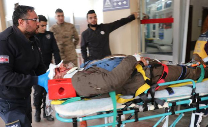 Öğrencilere çarpması durdurmak isterken kamyonun altında kaldı