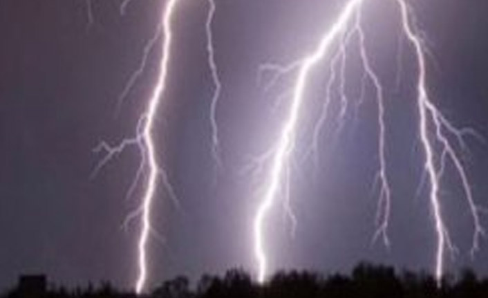 Caminin minaresine yıldırım düştü