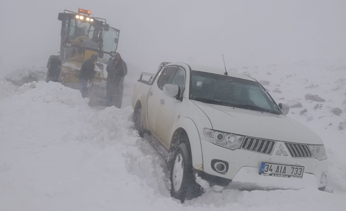 Bayburt'ta mahsur kalan vatandaşlar kurtarldı