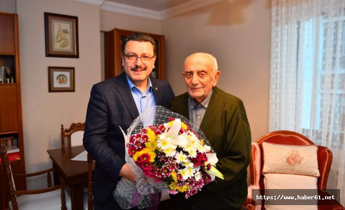 Cumhuriyet'le yaşıt emekli öğretmene ziyaret