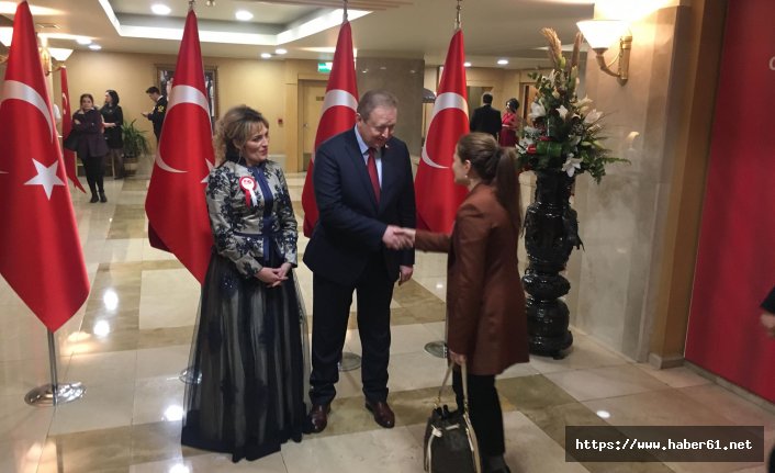 Trabzon Cumhuriyet Resepsiyonu’nda ilgi çeken servis! Ejderha suyu değil Hindiba suyu!