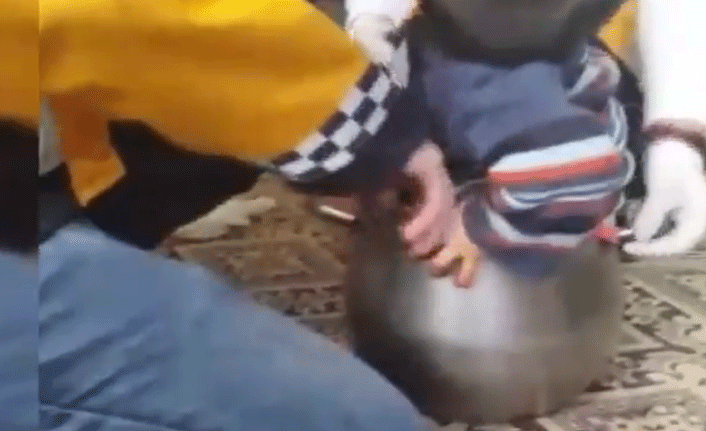 Küçük çocuk itfaiye ekipleri tarafından kurtarıldı