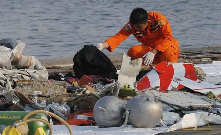Denize düşen yolcu uçağının karakutusu bulundu
