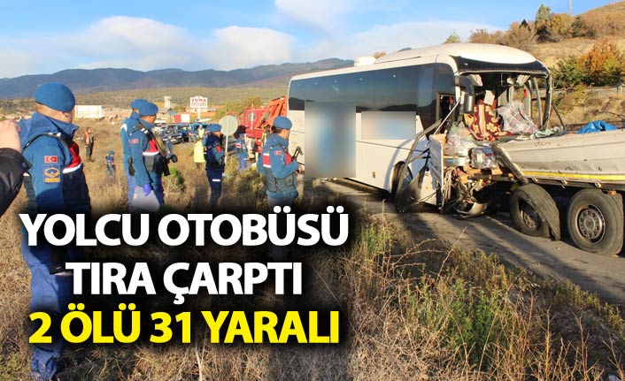Yolcu otobüsü tıra çarptı - Ölü ve yaralılar var