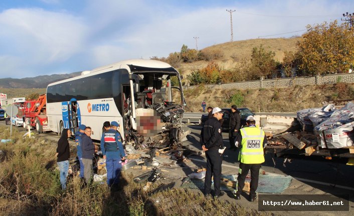 Yolcu otobüsü ile tır çarpıştı! Ölü ve yaralılar var!