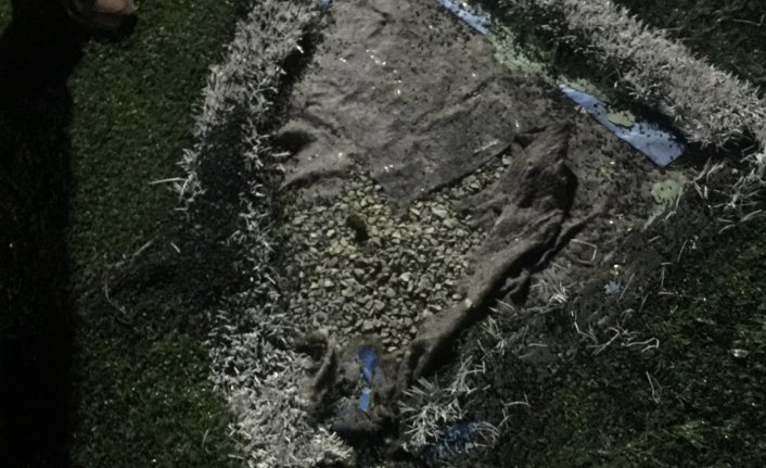 Gece yarısı ilçe sahasının zeminini kestiler