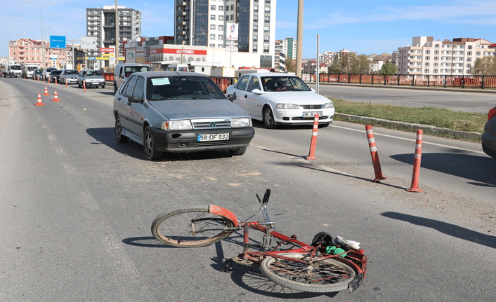 Otomobil bisiklete çarptı