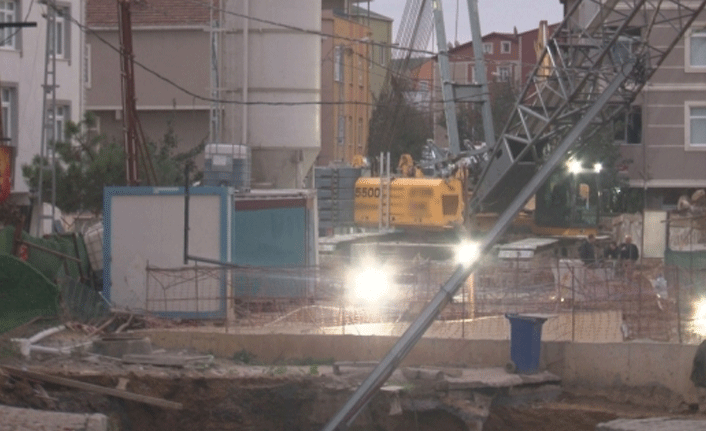 Yol çökünce enkaz altında kaldılar