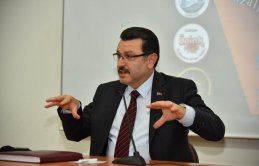 Genç, hukuk öğrencilerine yerel yönetimleri anlattı