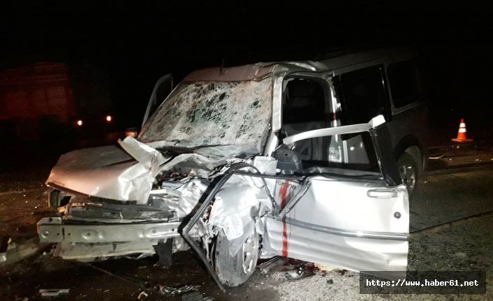 Kamyona çarpan araçta baba öldü eşi ve çocukları yaralandı!