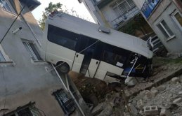 Freni patlayan yolcu minibüsü bahçeye uçtu - 20 yaralı