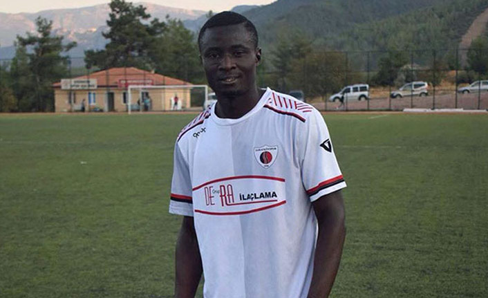 Genç futbolcu sahada öldü!