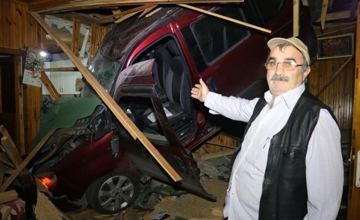 Kanepede uyurken çatıdan araba girdi!