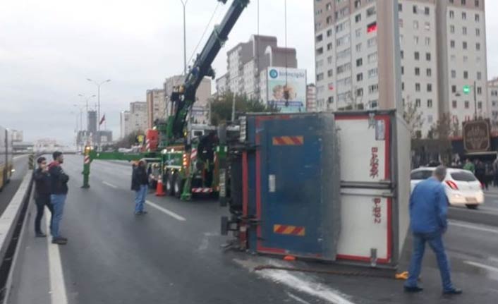 Kamyon devrildi - Yol ulaşıma kapandı