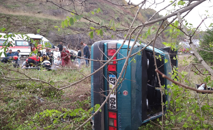 Otomobil şarampole yuvarlandı: 4 yaralı. 7 Aralık 2018