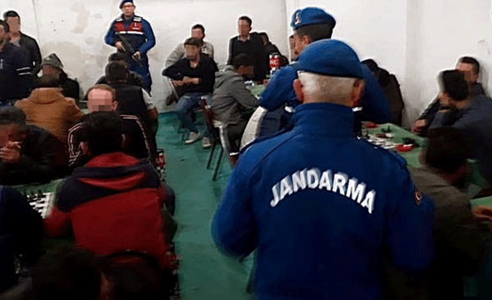 Tavuk çiftliğinde kumar malzemesi ele geçirildi