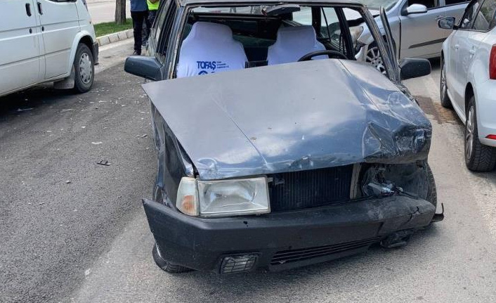 Ehliyetsiz sürücü ters yöne girdi, iki otomobile çarptı