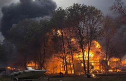 Orman yangını kasabayı harabeye çevirdi