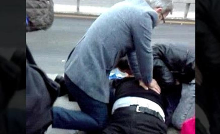 Fenalaşan vatandaşa yolcular müdahale etti