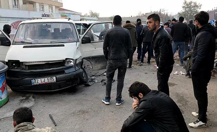 Minibüs ile kamyonet çarpıştı: 13 yaralı