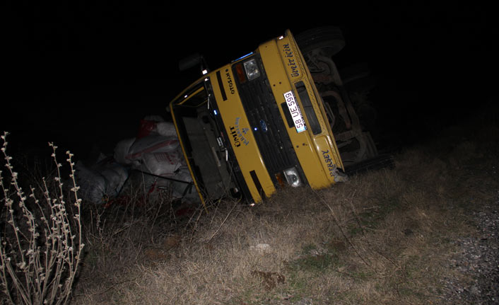 Yoldan çıkan kamyon şarampole devrildi