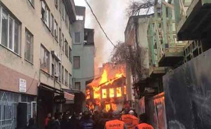 Korkutan yangın: 3 kişi kurtarıldı