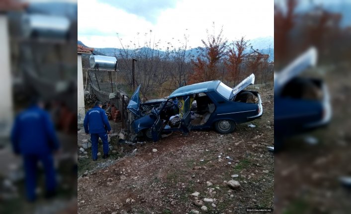 Otomobil bahçe duvarına çarptı! ölü ve yaralılar var!