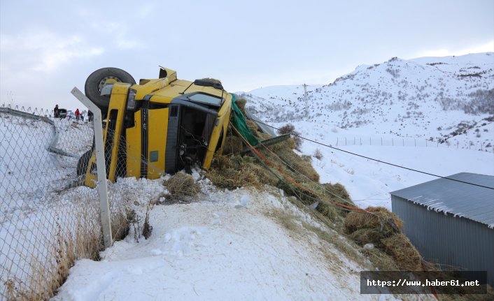 Ot yüklü kamyon devrildi