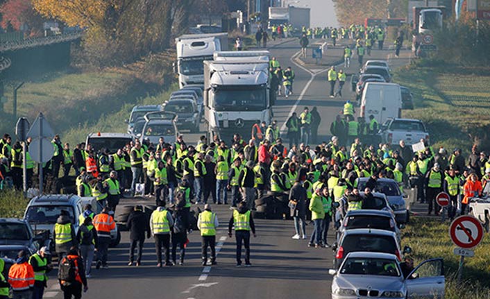 Benzin isyanı! 3 depoya ulaşımı kapattılar!