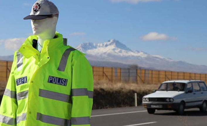 Manken polisi görenler şaşkınlıklarını gizleyemedi