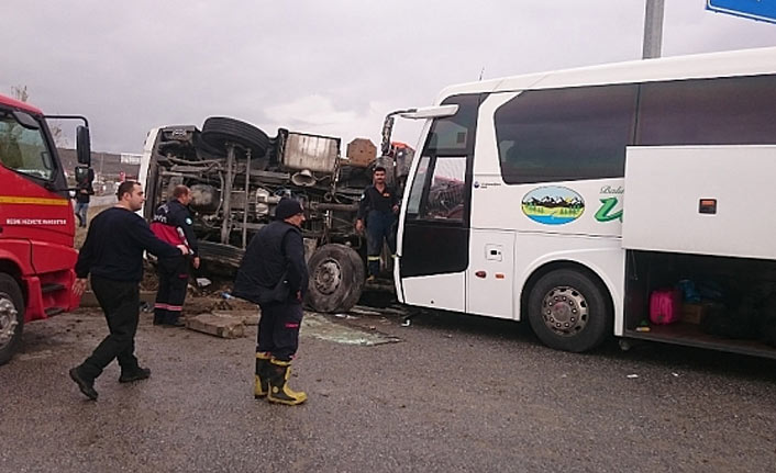 Yolcu otobüsü ile kamyon çarpıştı: 17 yaralı