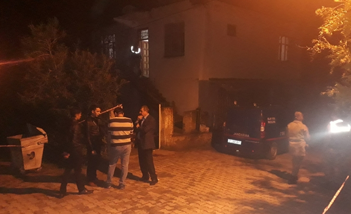 Boşanmak isteyen eşini tüfekle vurdu