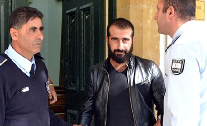 Sevgilisinin boğazına bıçak dayayarak ölümle tehdit etti