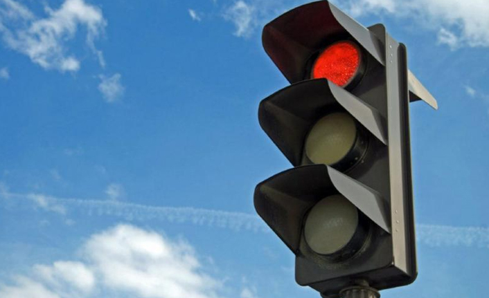 Kırmızı ışık ihlali yapan araç korku dolu anlar yaşattı