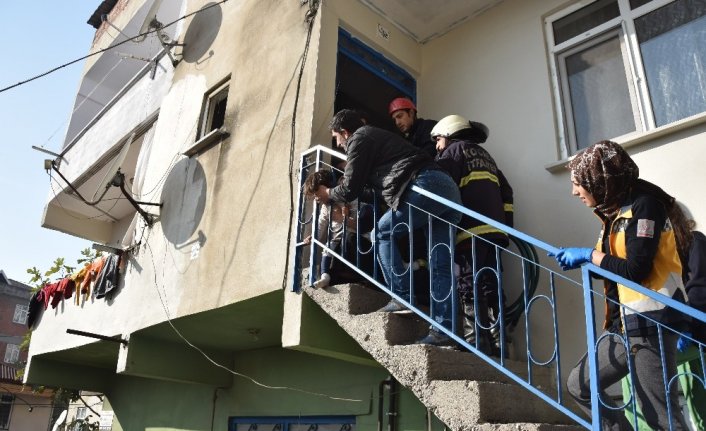 Talihsiz çocuğun kafası merdivene sıkıştı