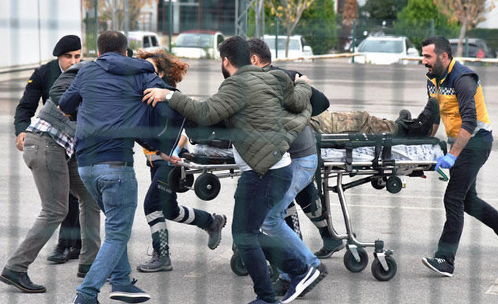 Antalya'da şok! İki asker yaralandı