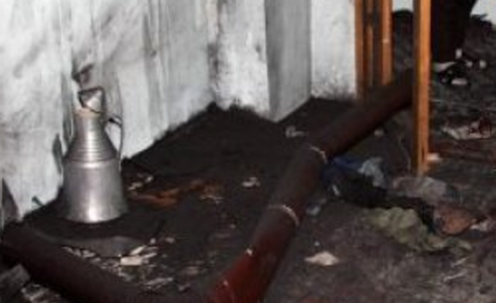 Sobadan tutuşan kıyafetini söndürmek için üzerine kaynar su döktü