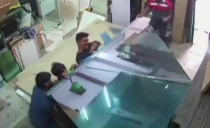 Cam yığınları işçilerin üzerine devrildi