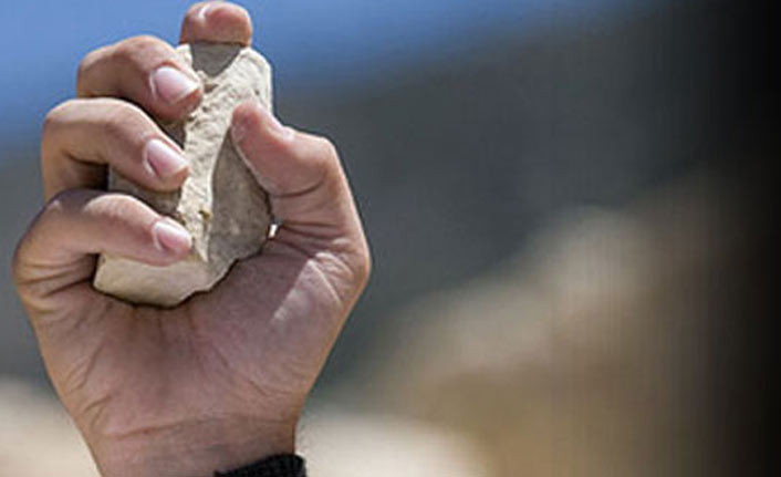 Komşusuyla ilişkisi olduğu iddia edilen kişinin evini taşladılar