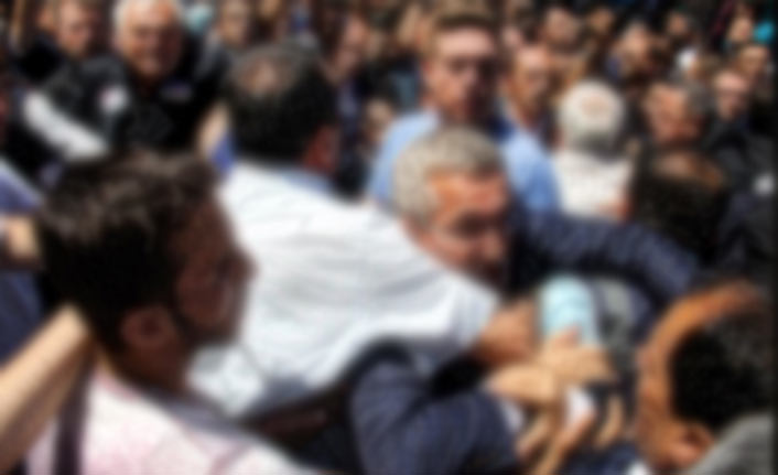 Cenazede aileler birbirine girdi