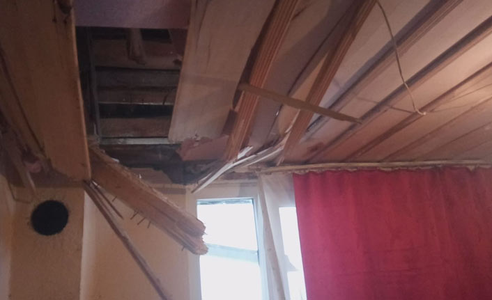 Kopan kaya parçaları evin yatak odasına ve tuvaletine düştü